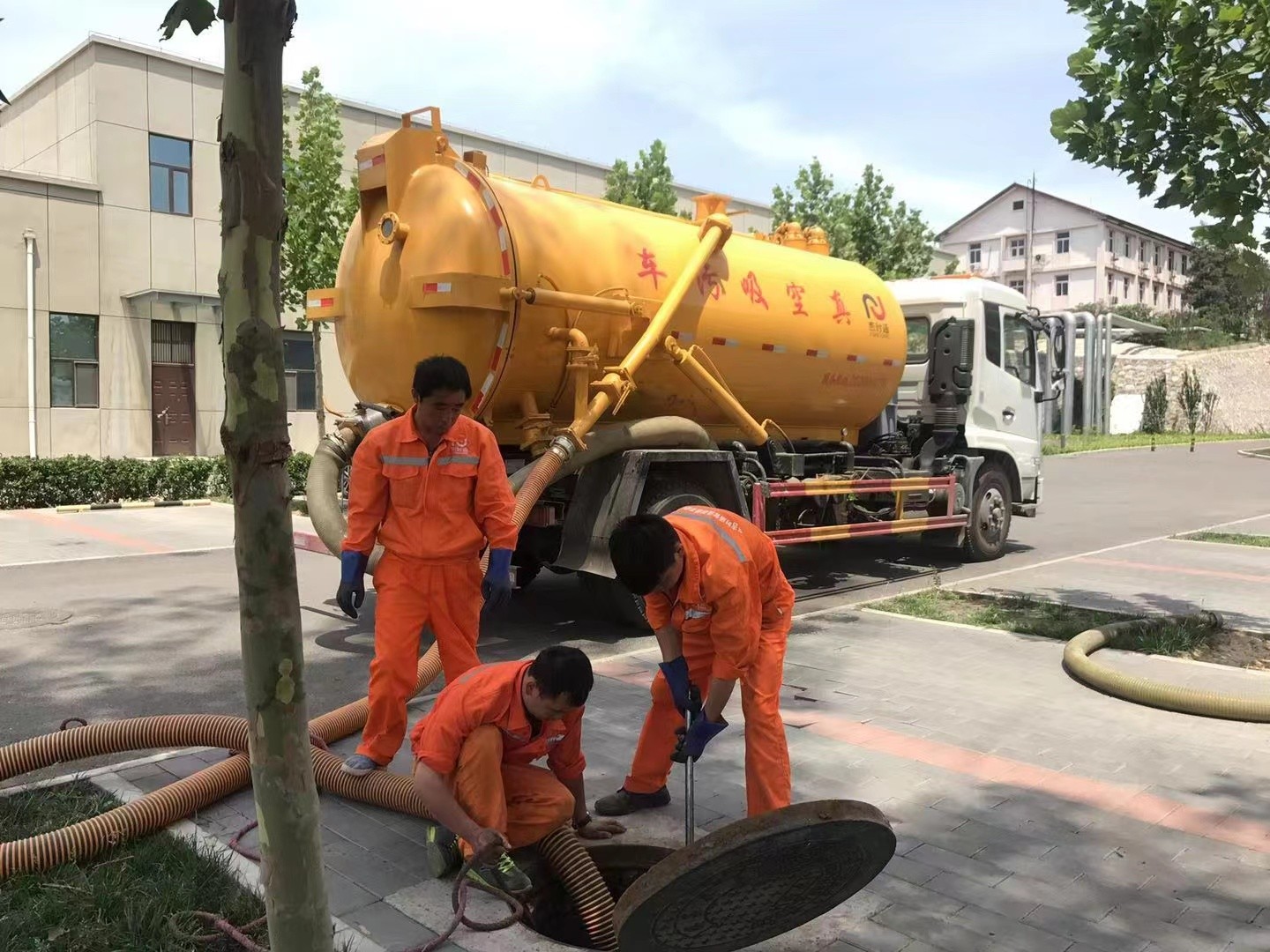 毛道乡化粪池清理与5-8吨吸粪车施工效率分析